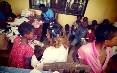 Les jeunes de l’orphelinat saint Augustine d’Odza reçoivent des dons de l’ASDD